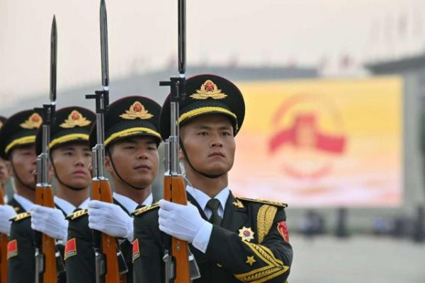 忆融速配 大会开始前，标兵正在进行训练