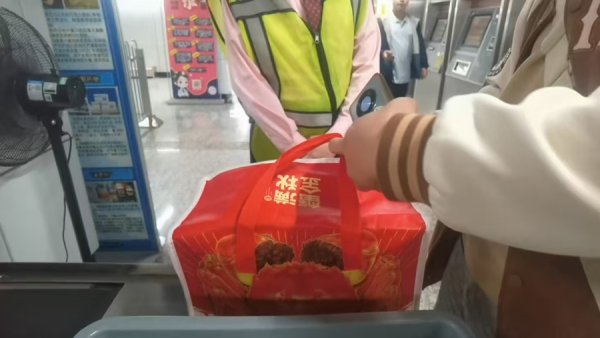 华盈策略 活的大闸蟹不能“坐”上海地铁，多名乘客拎蟹被拒